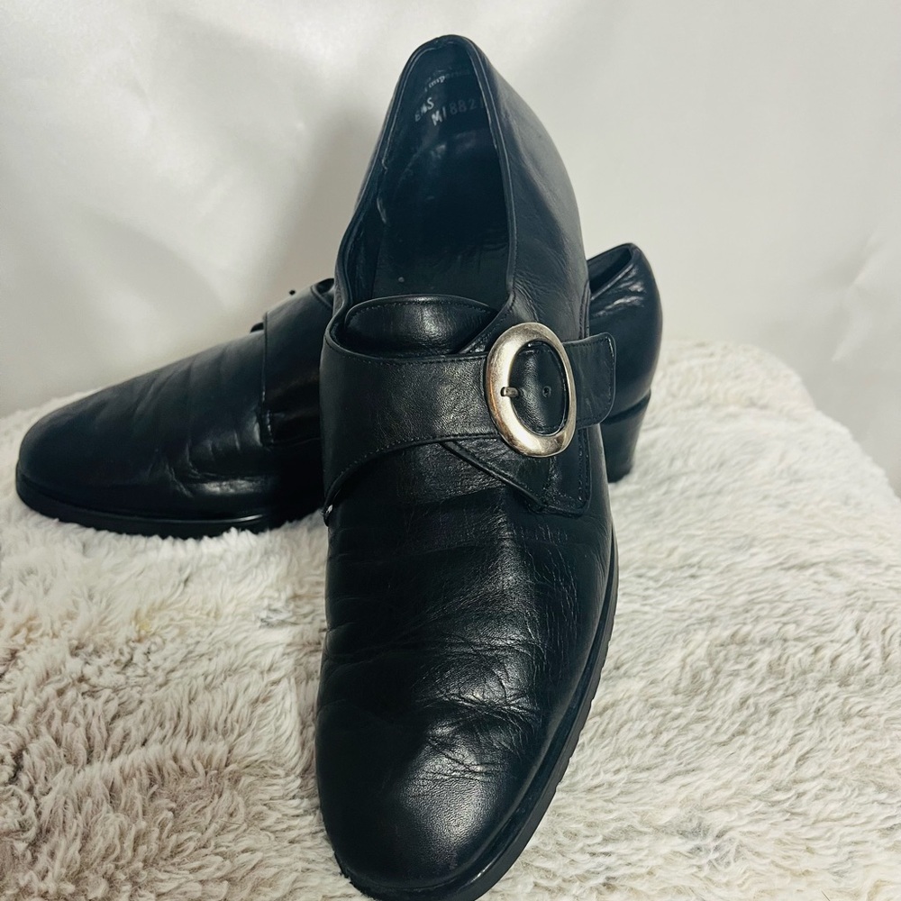Munro Black Leather Oxfords Sleek and Timeless librarian Goth.